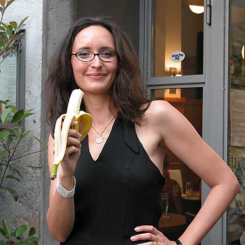 Frau strkt sich mit Banane