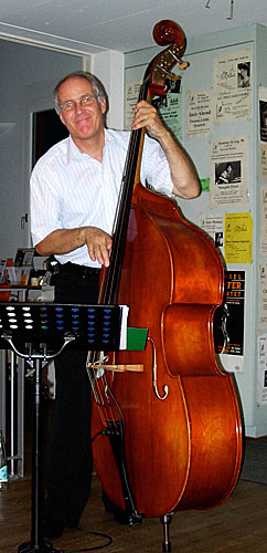 Vergnügt am Bass: Walter Fehr